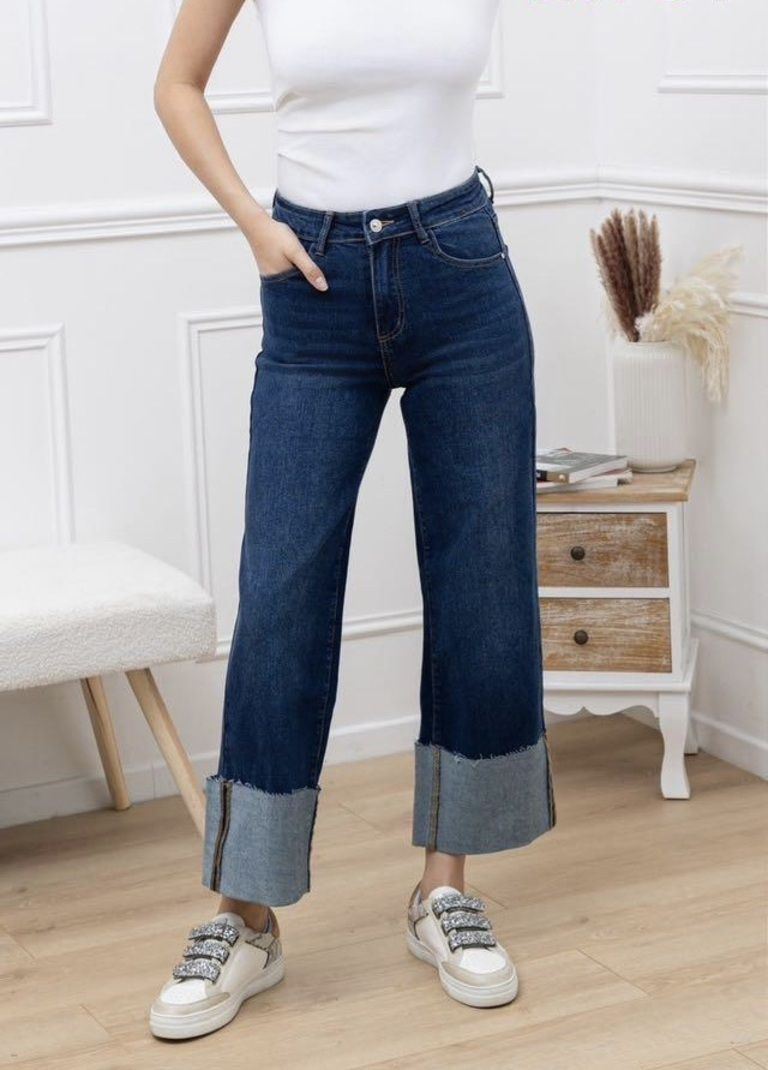 Jeans con risvolto gamba larga