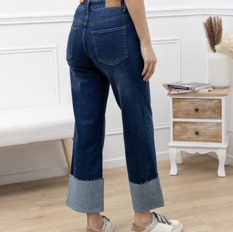 Jeans con risvolto gamba larga