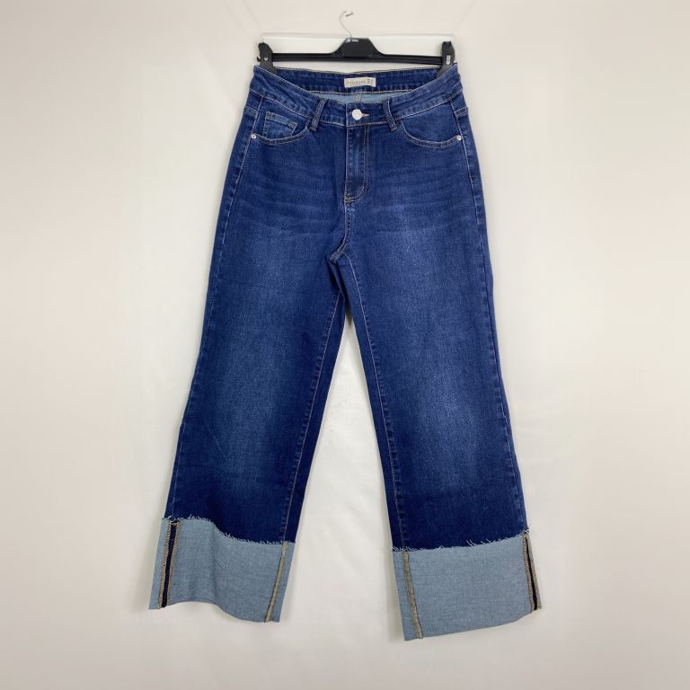 Jeans con risvolto gamba larga