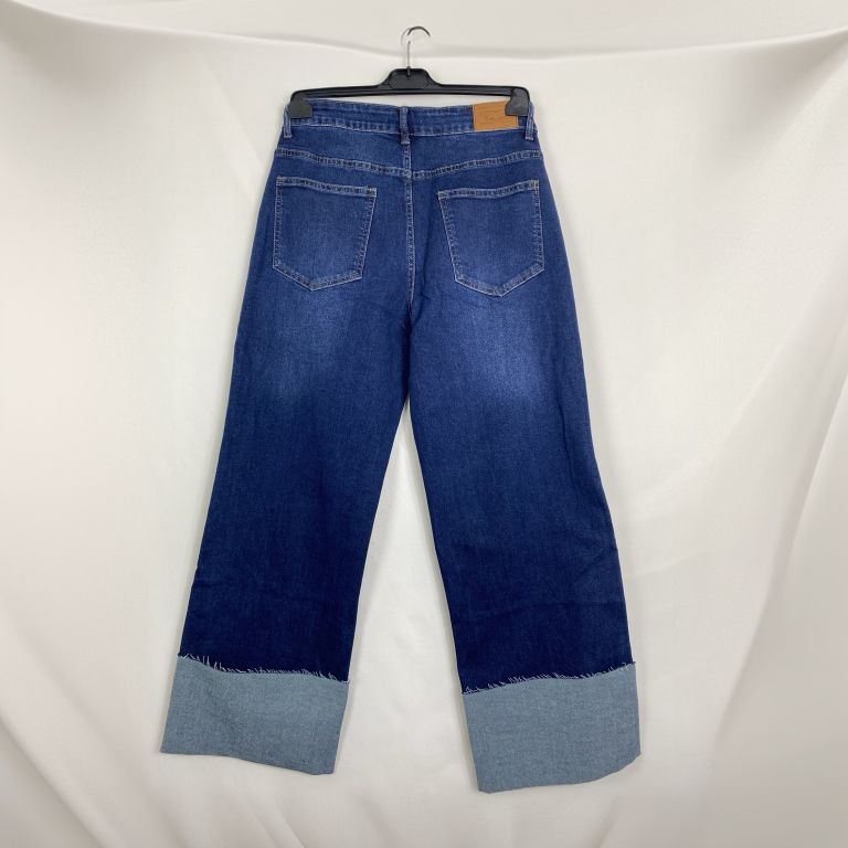 Jeans con risvolto gamba larga