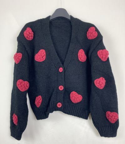 Cardigan nero con cuori ricamati