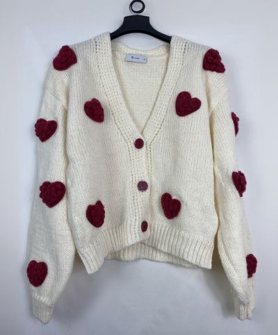 Cardigan beige con cuori ricamati